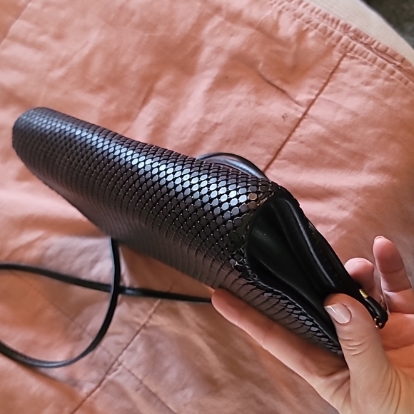 STUNNING WHITING AND DAVIS BLACK MATTE MESH CROSSBODY CLUTCH - Picture 4 of 16